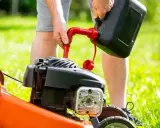 Mężczyzna nalewa paliwo do kosiarki. Zastanawiasz się, jakie paliwo do kosiarki będzie najlepsze? Upewnij się, że używasz odpowiedniego paliwa, aby kosiarka działała sprawnie.