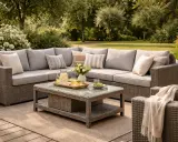Wypoczynek na tarasie z meblami z technorattanu. Co to jest rattan? To materiał, który imituje naturalny rattan, ale jest trwalszy i odporny na warunki atmosferyczne.