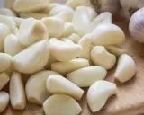 Stos czosnku, który może pomóc w walce z ziemiórkami.